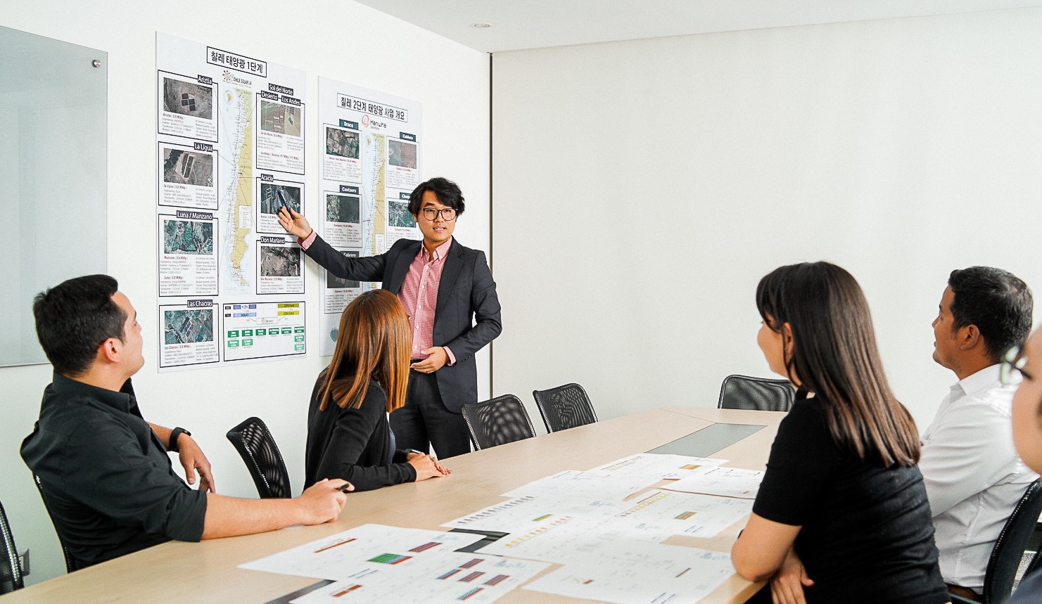 Hanbit Kim leads a meeting in front of other Hanwh