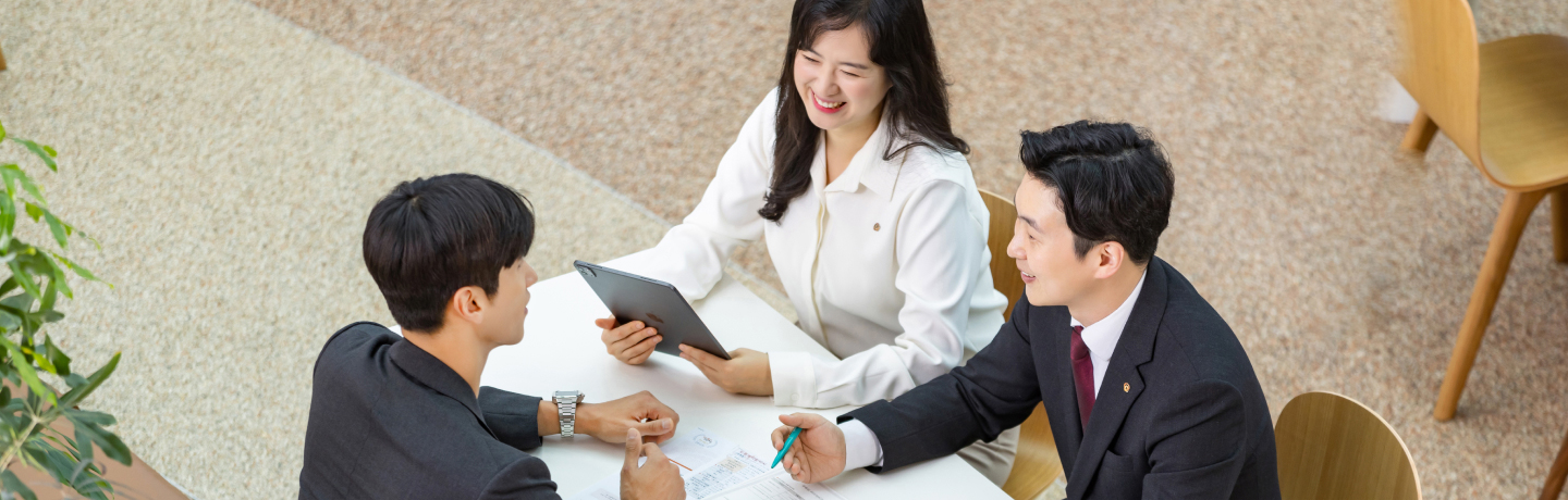 Hanwha General Insurance representatives preparing paperwork.