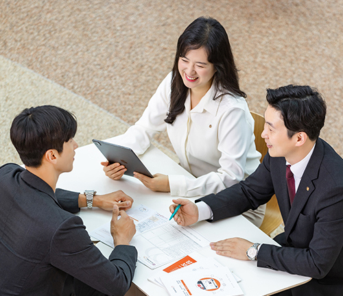 Hanwha General Insurance representatives preparing paperwork.