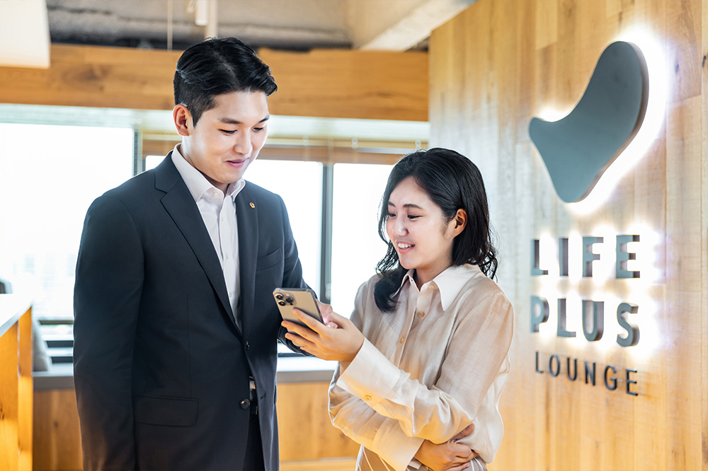 A Hanwha Life representative assists a customer at the LIFEPLUS Lounge.